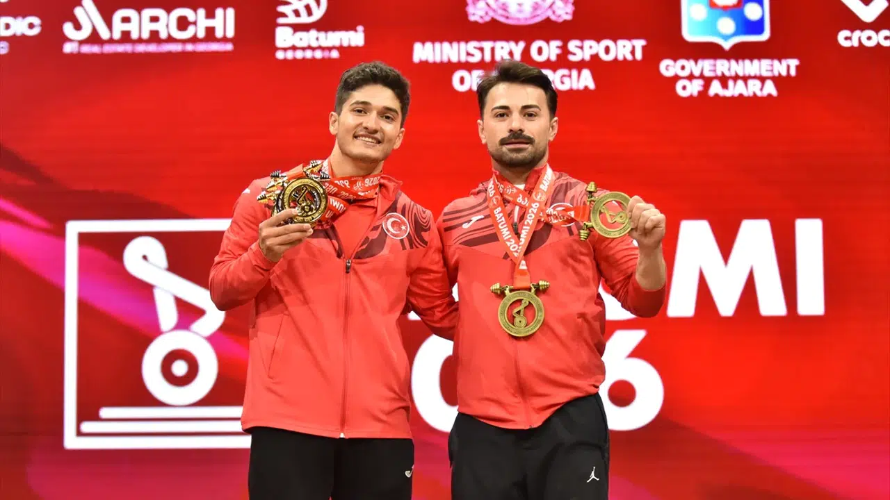 Podyumda devleşti: Muhammed Furkan Özbek Avrupa’yı salladı