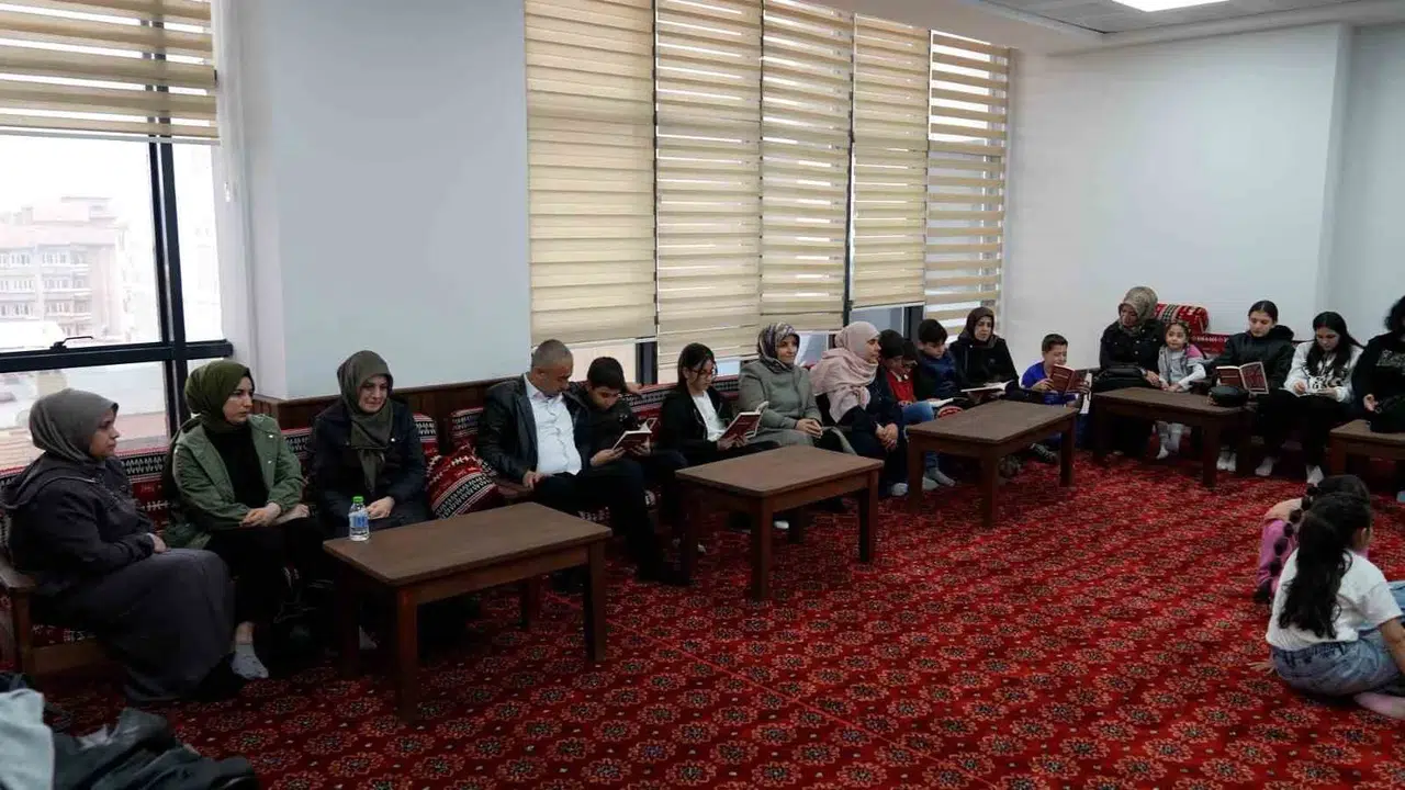 Elazığ'da kitaplar aileleri aynı sofrada buluşturdu: Çocukların başarısı için el ele verdiler
