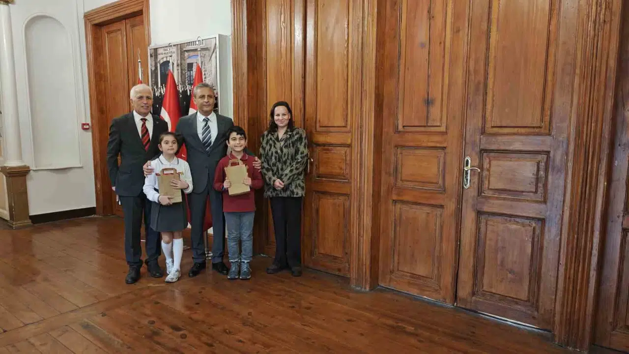 Kadıköy’ün minik kaymakamı makama oturur oturmaz herkesi şaşırttı: İlk icraatı patlamış mısır oldu