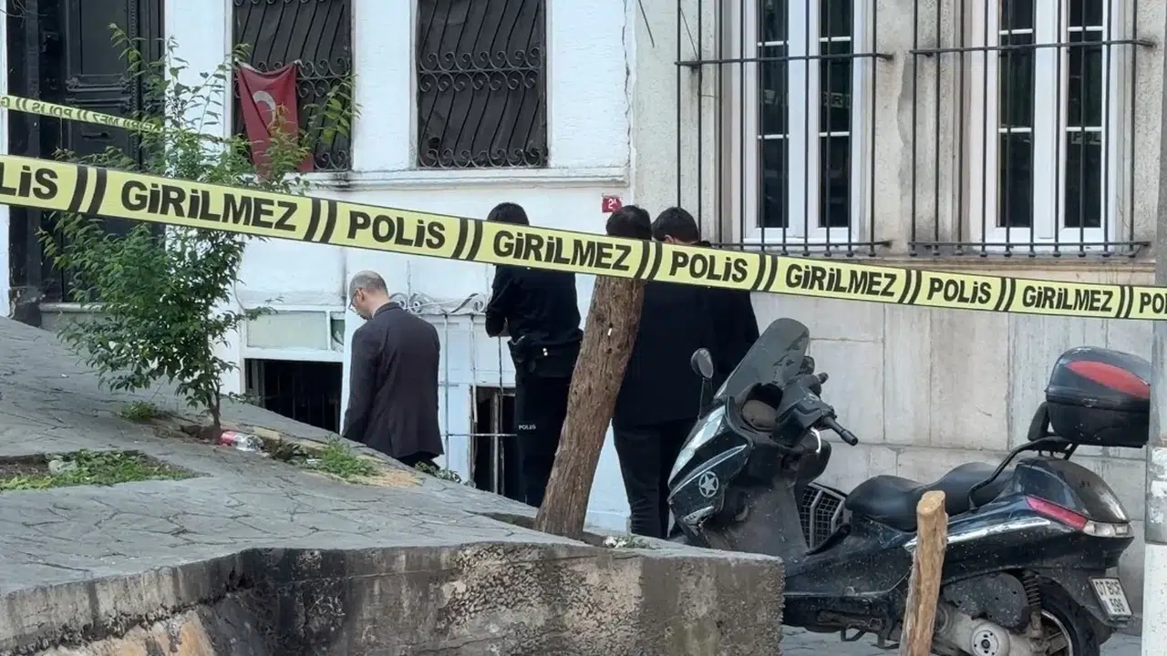 Beyoğlu'nda şüpheli ölüm: Dairedeki gizemli hareketlilik kamerada