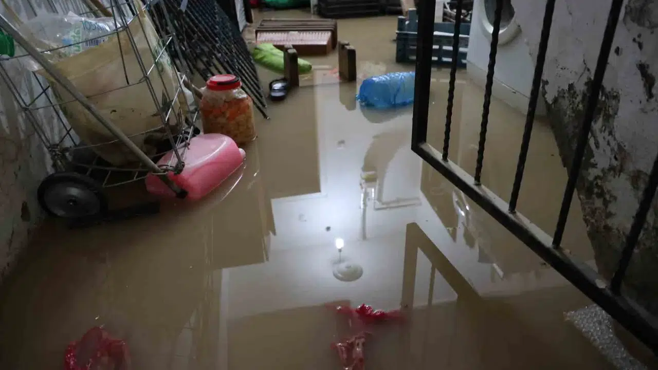 Elazığ’da kabus dolu gece: Birikmiş eşyaların üzerinden evlerine girebildiler