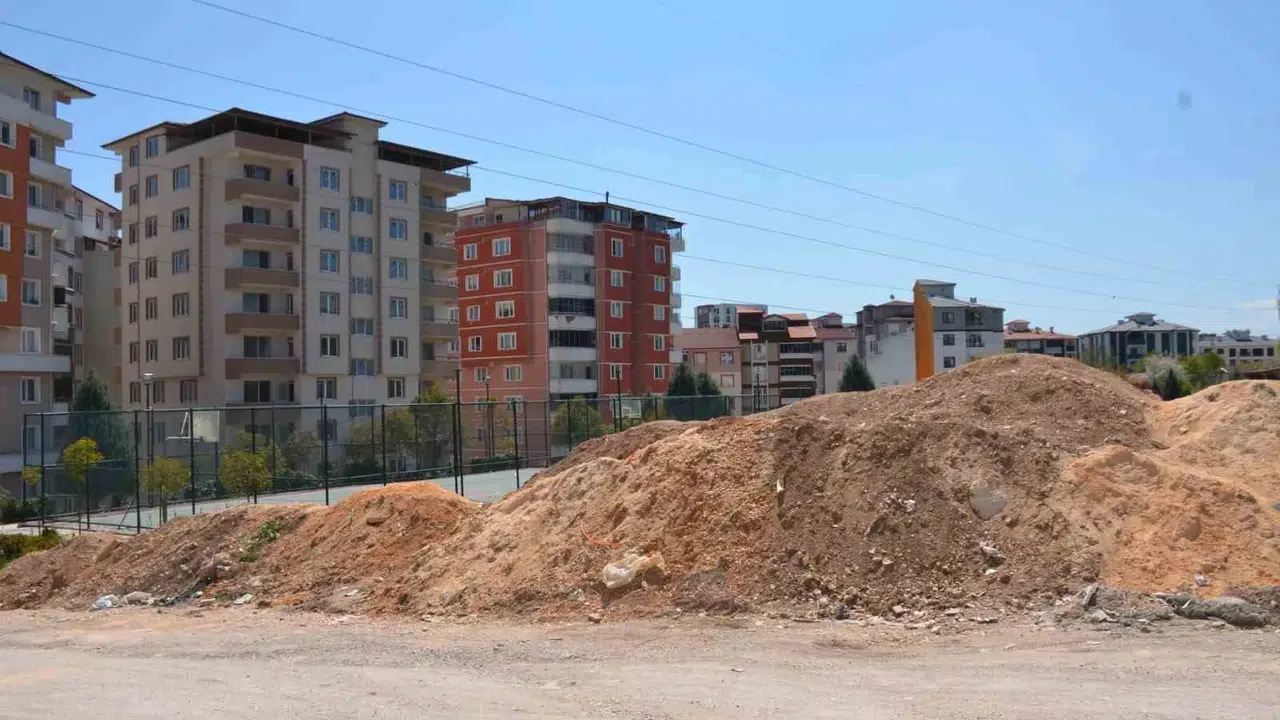 Bilecik’te hafriyat skandalı: Çocuk parkının yanına dökülen tonlarca atık isyan ettirdi