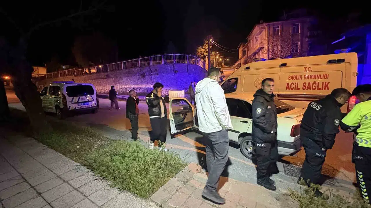 Trafikte dehşet anları: Kızını taciz edenleri uyaran babayı darp edip araçlarını bırakıp kaçtılar