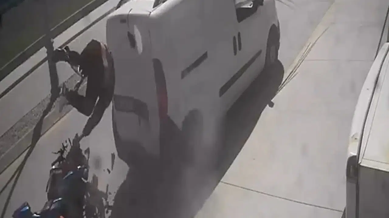 Datça’da yürekleri ağza getiren kaza: Sollama yaparken park halindeki araca çarptı