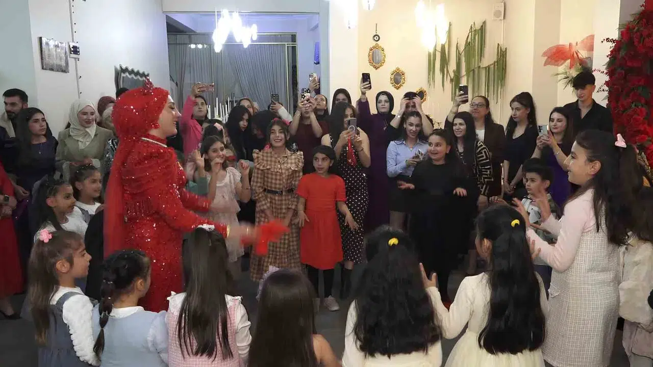 Gelinlikten önce son ders: Öğretmen kına gecesini sınıfına çevirdi