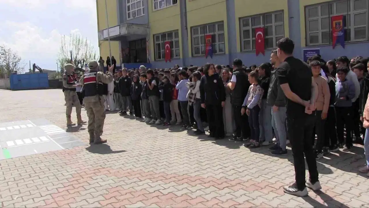 Siirt'te jandarmadan geleceğin teminatı çocuklara dijital kalkan: 10 bin öğrenciye ulaşıldı