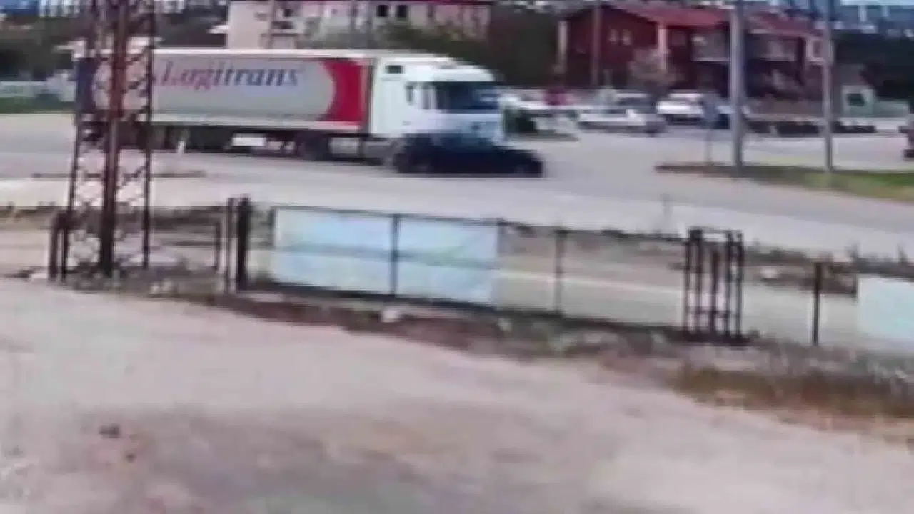 Amasya'da dehşet anları: Tırın altına aldığı otomobili metrelerce sürüklediği kaza kamerada
