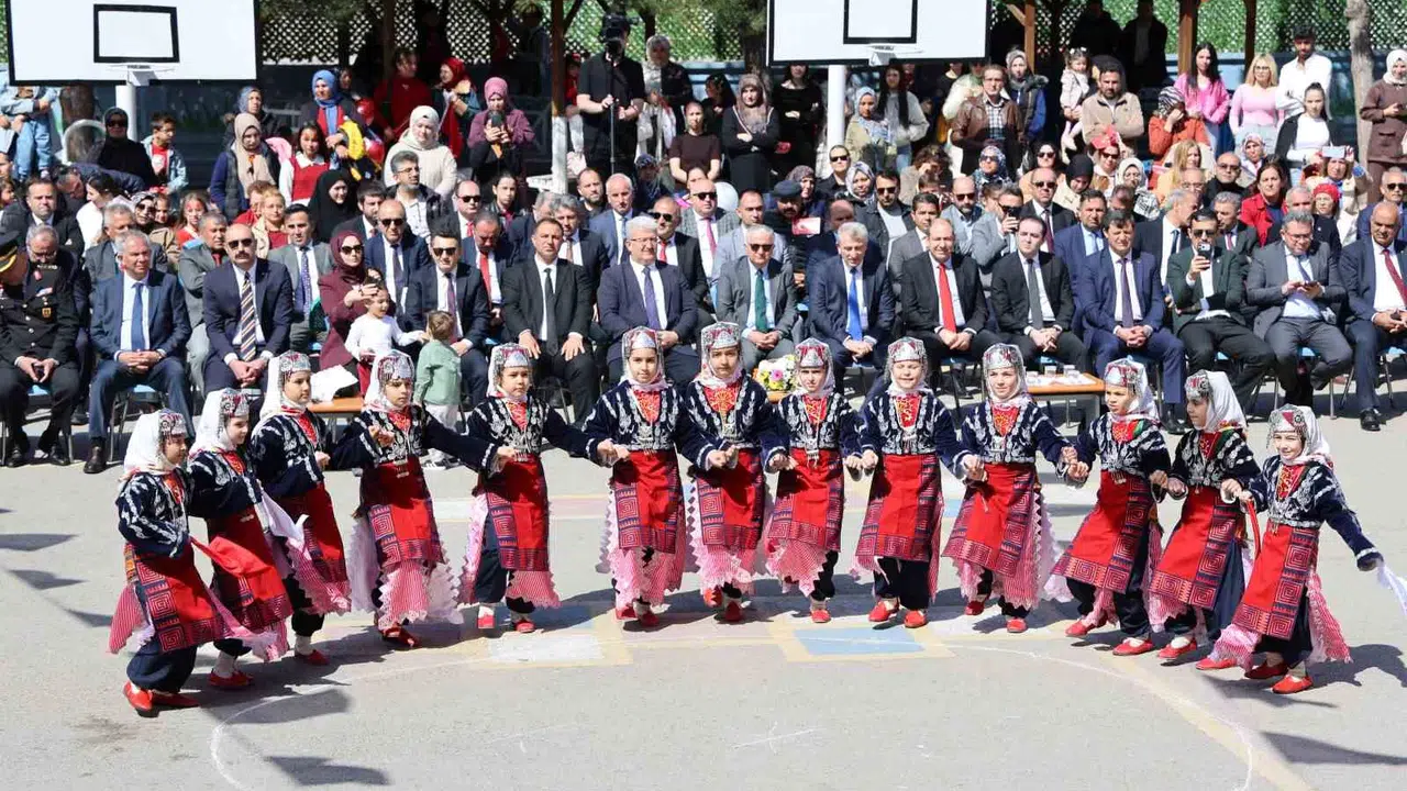 Aksaray’da 23 Nisan rüzgarı: Minikler doyasıya eğlendi