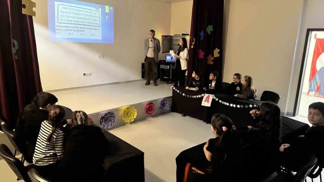 Safranbolu’da sıra dışı rekabet: Karneleri çocuklar aldı, İngilizceyi veliler yarıştırdı