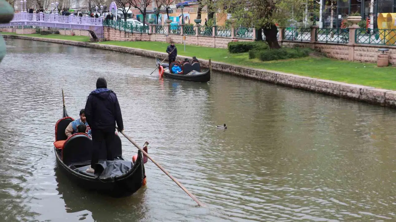 Venedik esintisi Porsuk’ta: Gondol sefasına ördekler eşlik etti