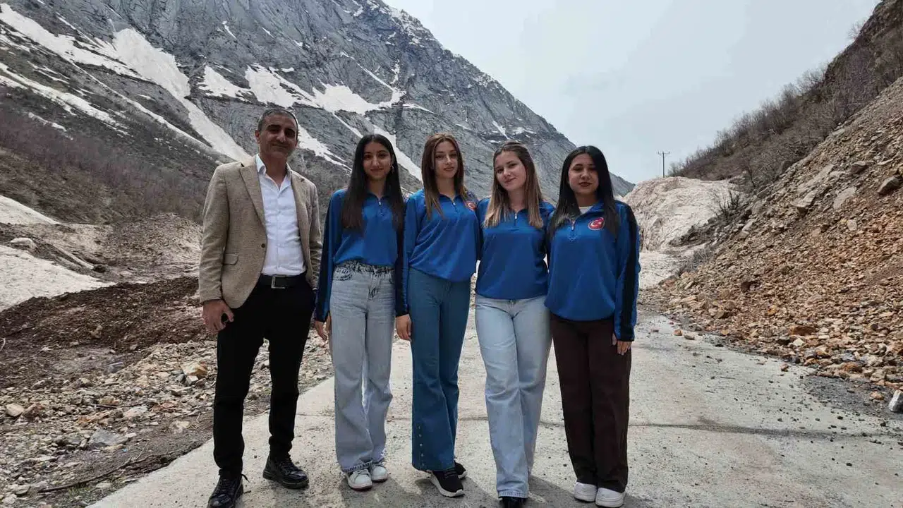 İzmir’den Şırnak’a uzanan gönül köprüsü: Yüzlerce çocuğun yüzü hediyelerle güldü