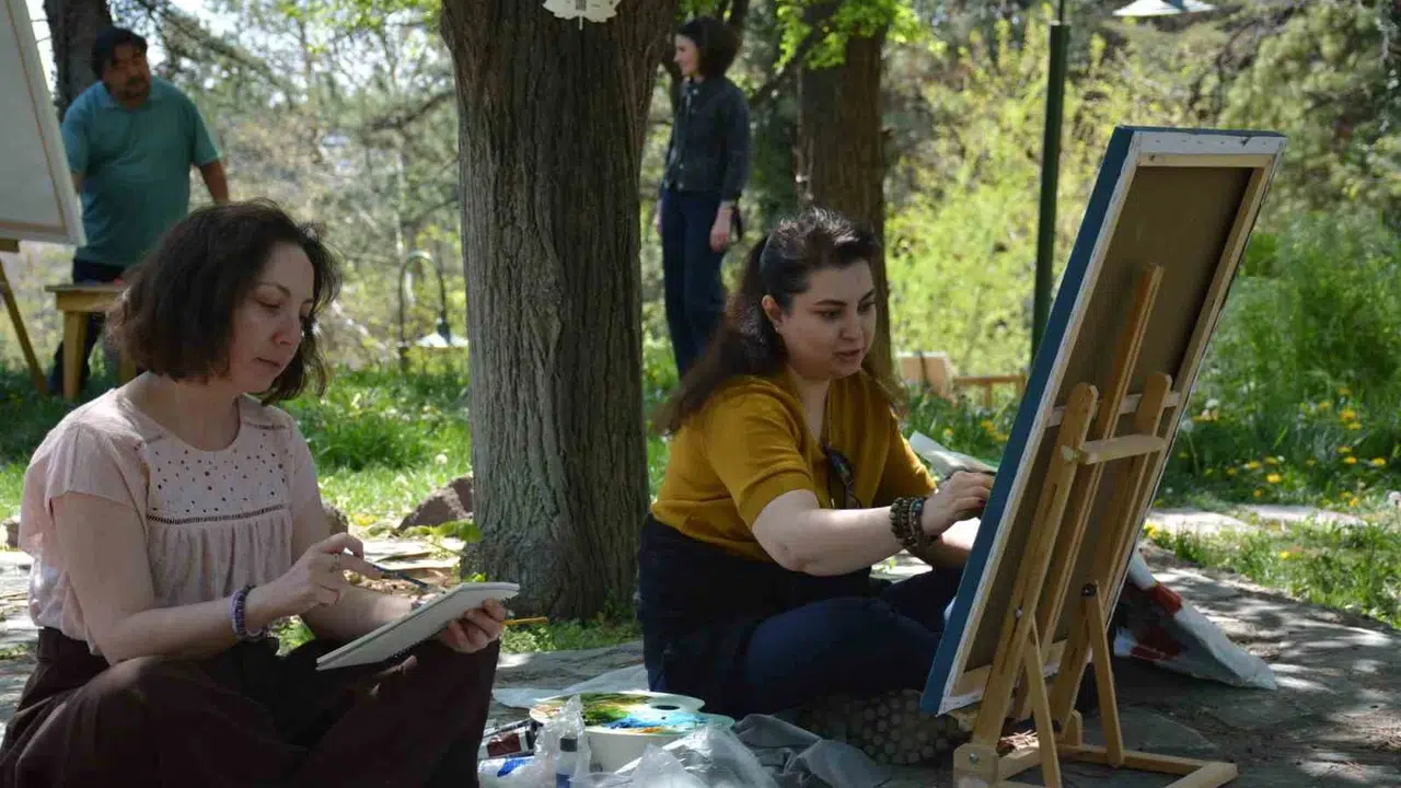 Japon Bahçesi’nde sanat rüzgarı: Özbek ve Türk sanatçılar fırçalarını doğa için konuşturdu