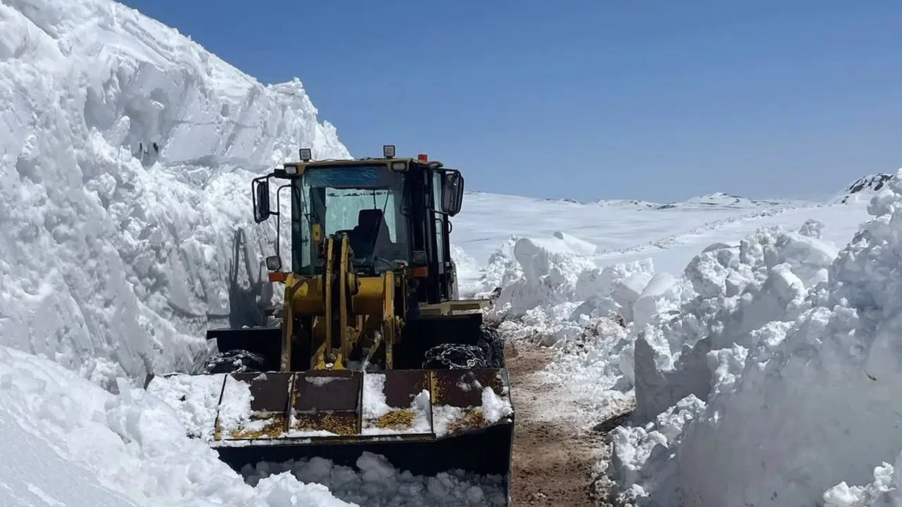Baharın gelişiyle doğa uyansa da Erzurum’da kışın hükmü sürüyor: 5 metrelik kar duvarlarını aşmak için iki gün ter döktüler