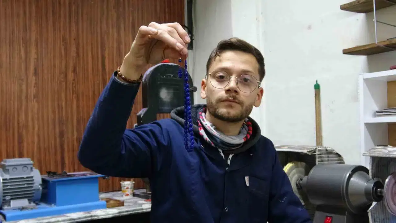 Lise yıllarında başlayan tutkusunu mesleğe dönüştürdü: Genç ustanın elinden çıkan tespihler sınırları aşıyor