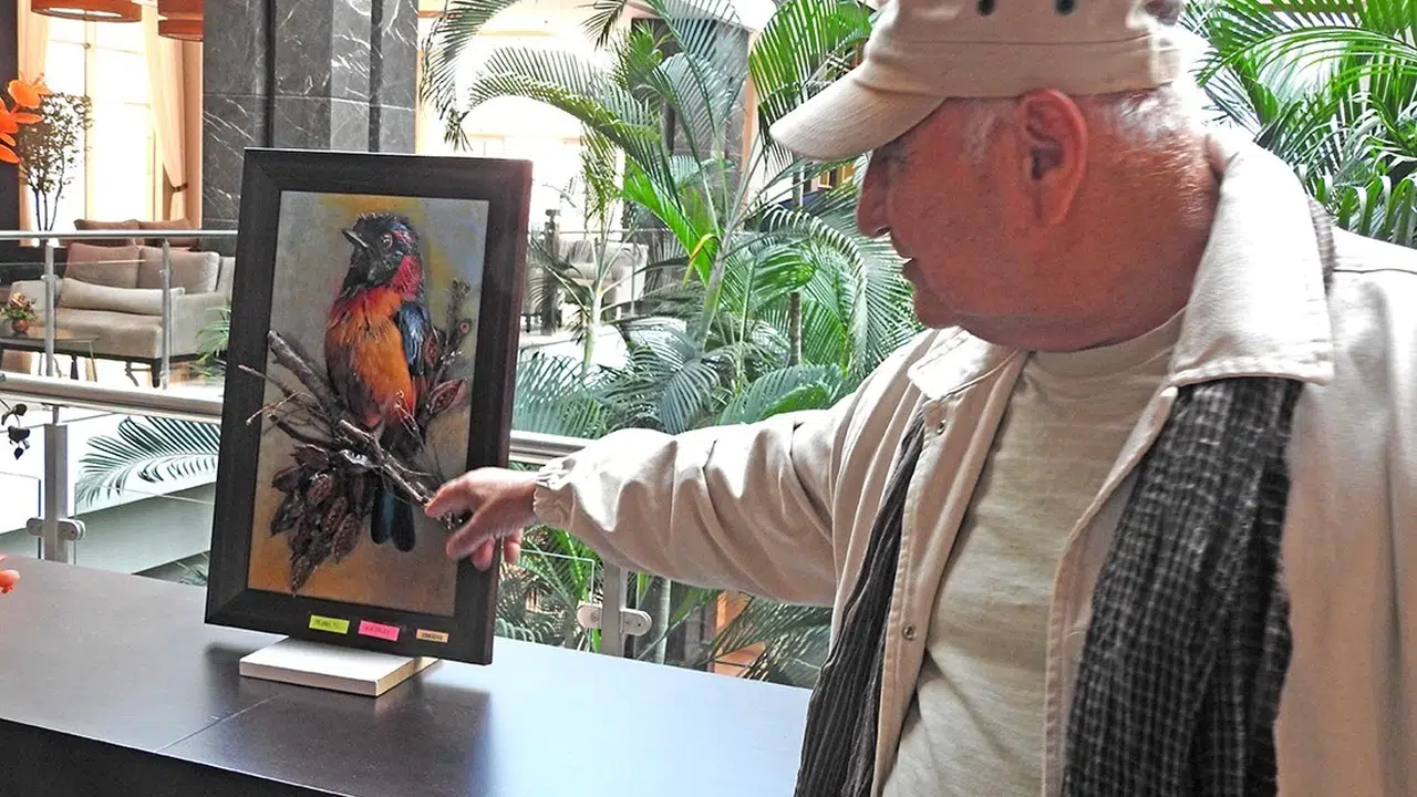 84 yaşında gönüllü iyilik elçileri: Sanatla ürettiklerini çocukların geleceği için bağışlıyorlar