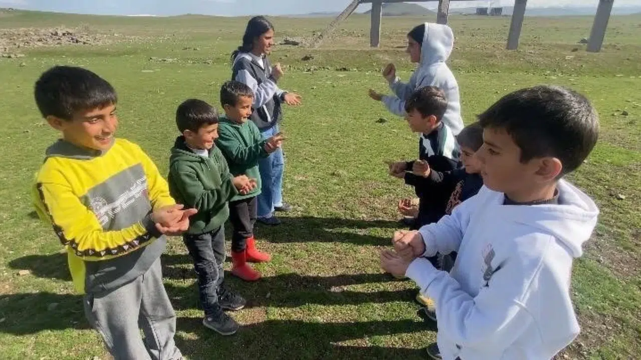 Dijital dünyanın esiri olmayan çocuklar: Ağrı’da geleneksel oyunlar yeniden hayat buluyor