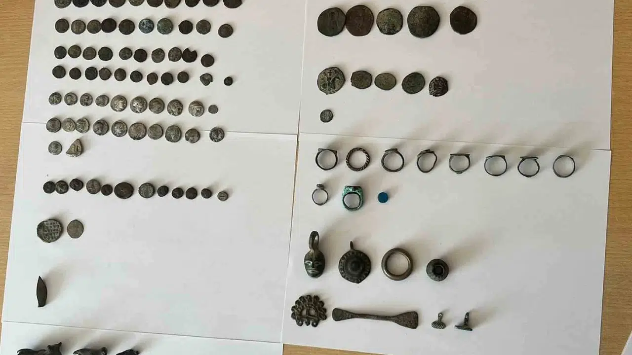 Çöplükte hurdaları karıştırırken tarihle burun buruna geldi: 128 parçalık hazineyi müzeye teslim etti