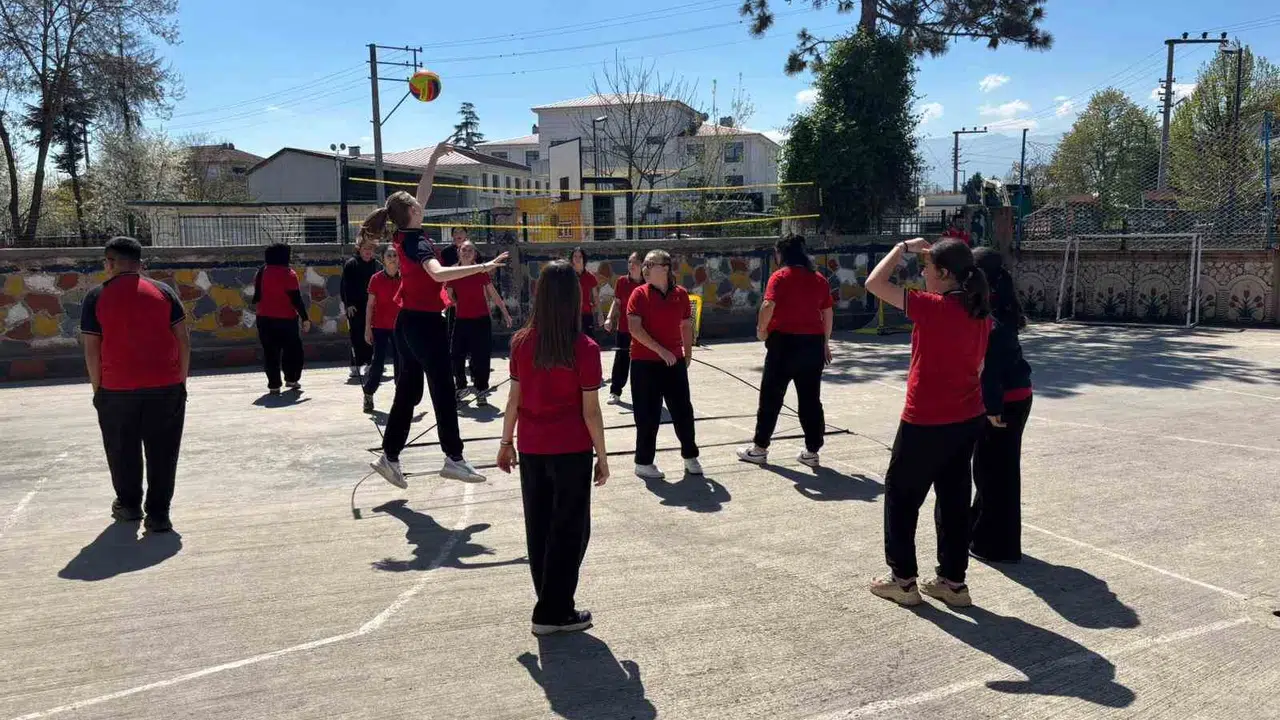 Düzce'de spor rüzgarı: Minikler hem eğleniyor hem yeteneklerini keşfediyor