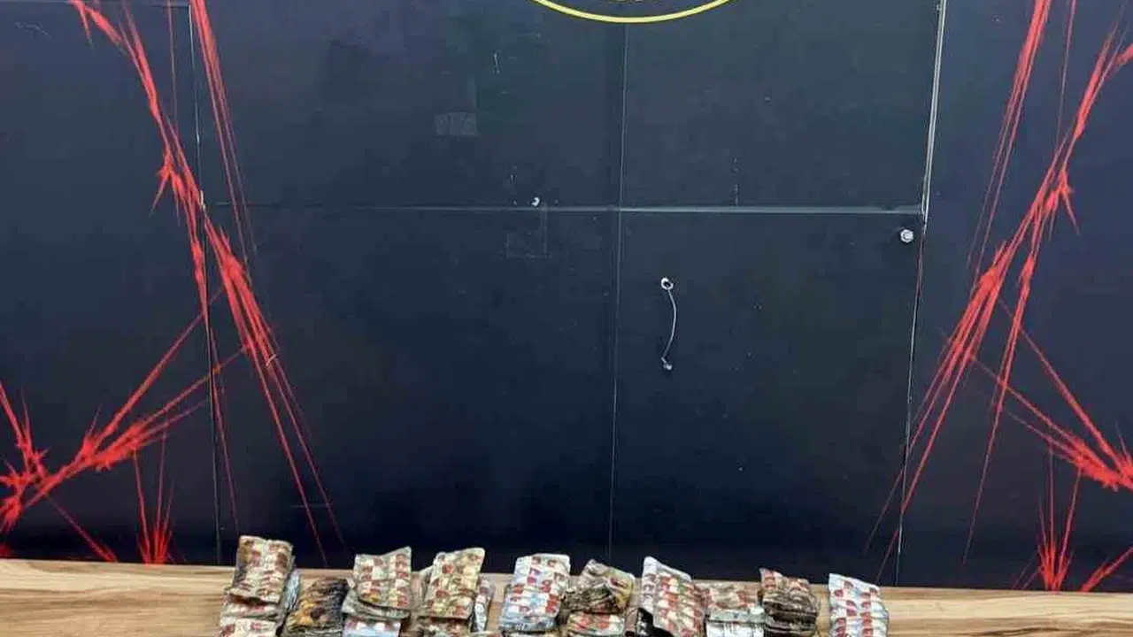 İzmir’de suç izlerini ateşe verdiler: Polis baskınında uyuşturucu ve silah deposu ortaya çıktı