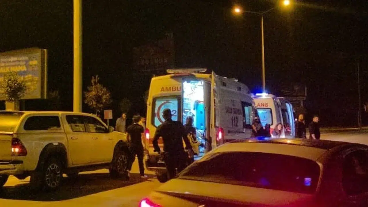 Muratpaşa’da korkunç kaza: Kavşakta çarpışan motosikletteki iki kişi yola savruldu