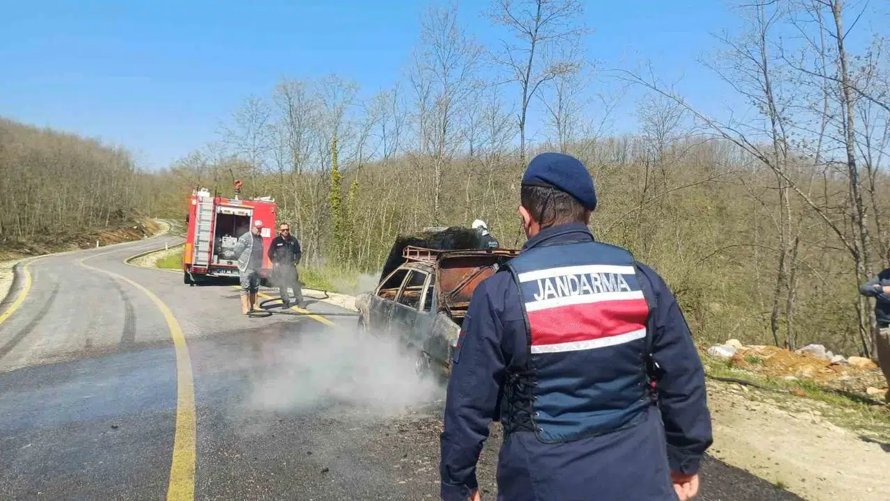 Bilecik yolunda korku dolu anlar: Seyir halindeki otomobil bir anda alev topuna döndü