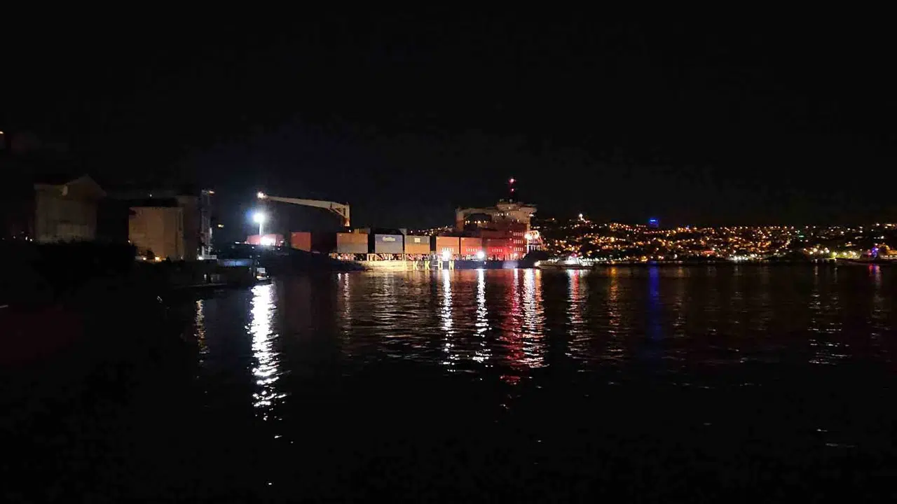 Yeniköy'de yürekleri ağza getiren kaza: Dev konteyner gemisi yalıların dibinde karaya oturdu