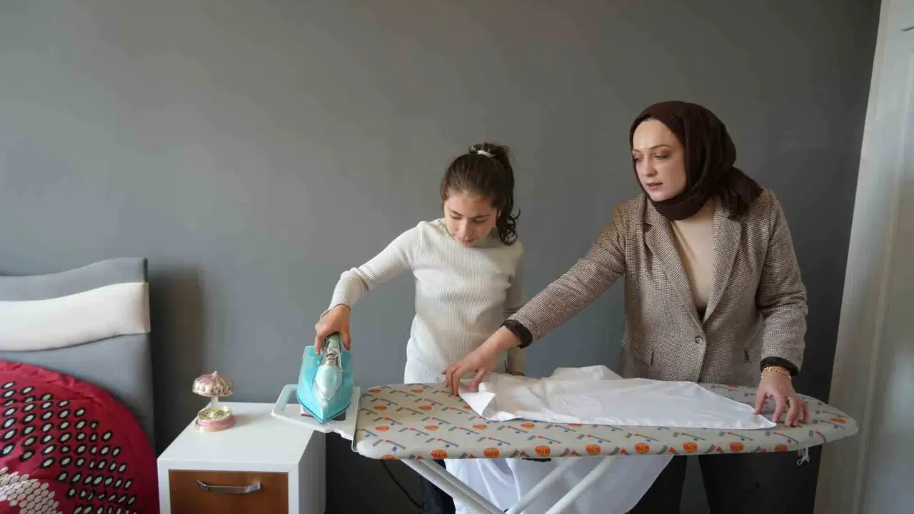 Okul sıralarını ev ortamına taşıdılar: Özel öğrenciler kendi ayakları üzerinde durmayı öğreniyor