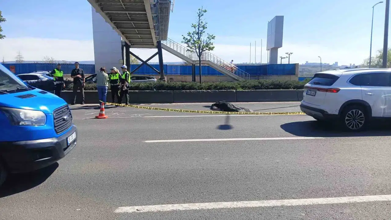 Ankara'da korkunç kaza: Reklam afişi asarken düşen işçi otomobilin altında kaldı