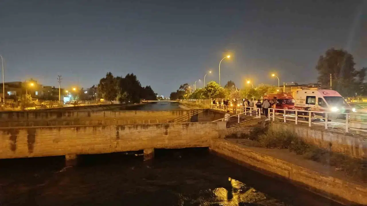 Adana'da korku dolu anlar: Arkadaşıyla sohbet ederken kanala düştü, akıntıya kapılıp gözden kayboldu