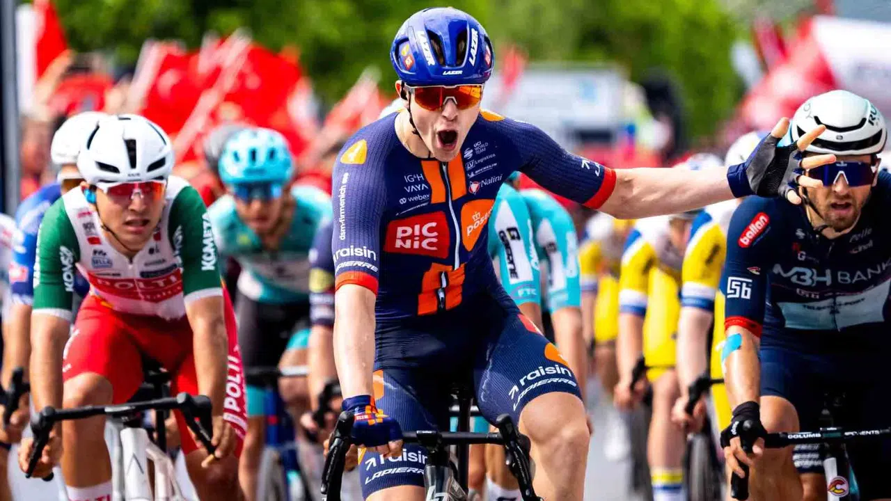 Pedalların efendisi Kemer'de belli oldu: Casper Van Uden sprint finişiyle zirveye yerleşti