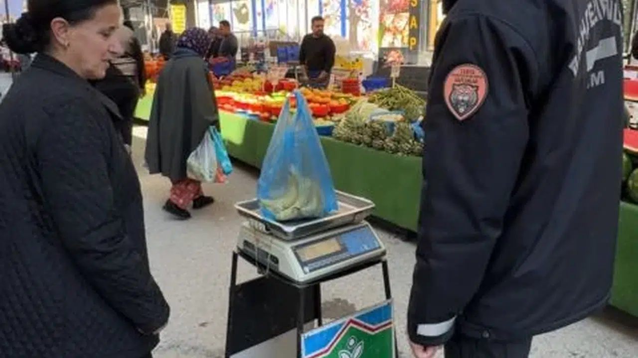 Pazarda 1 kilo diye sattı, gerçek ortaya çıkınca cezayı yedi: Tartı hilesi kamerada