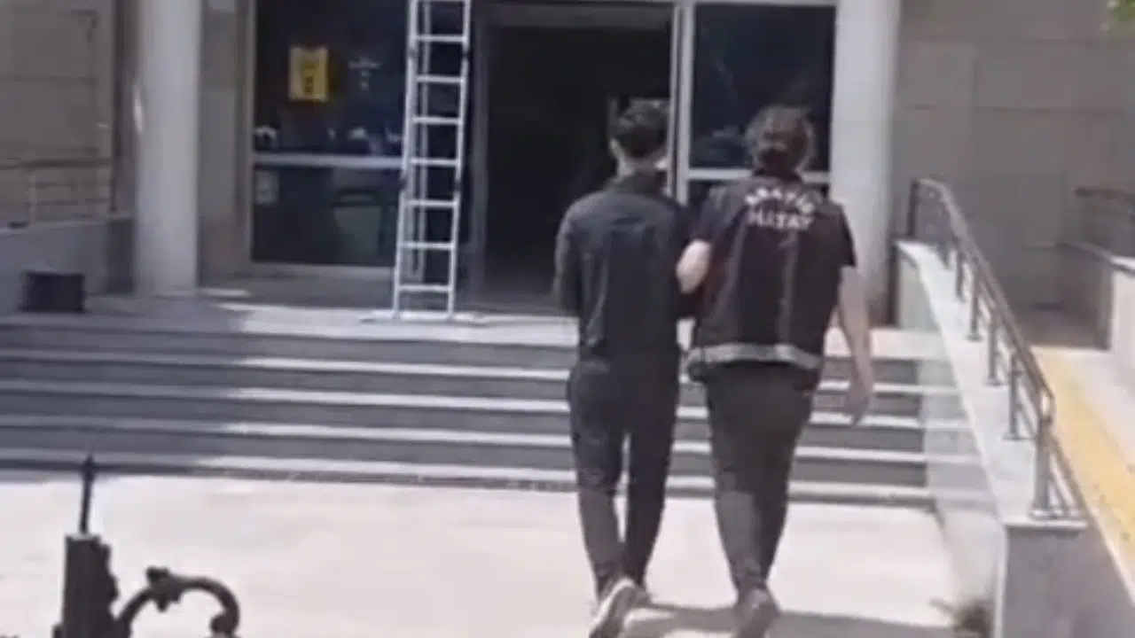 Erzin’de polis nefes aldırmadı: Silahlı tehdit hükümlüsü demir parmaklıklar ardında