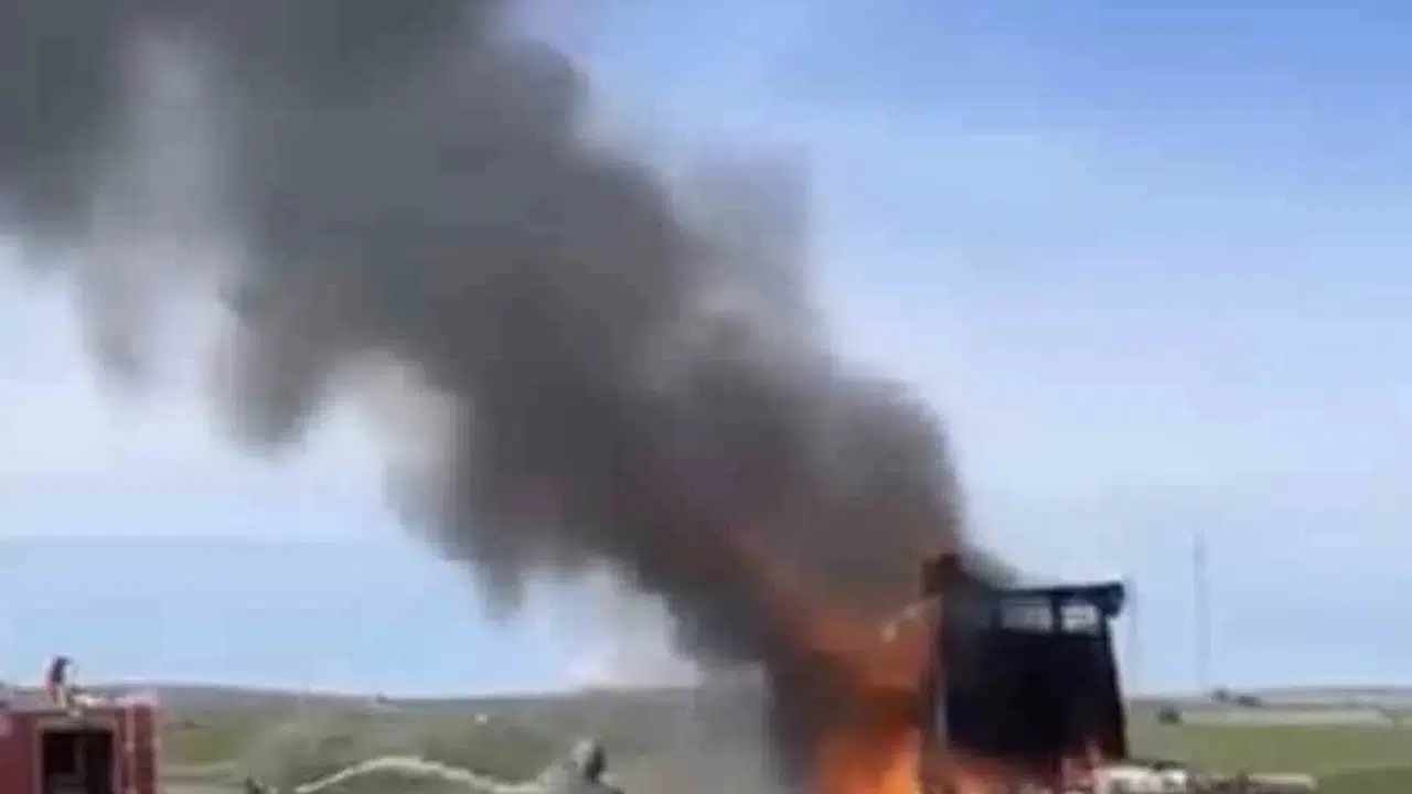 Seyir halindeki tır bir anda alev topuna döndü: Şoför kabini küle döndü