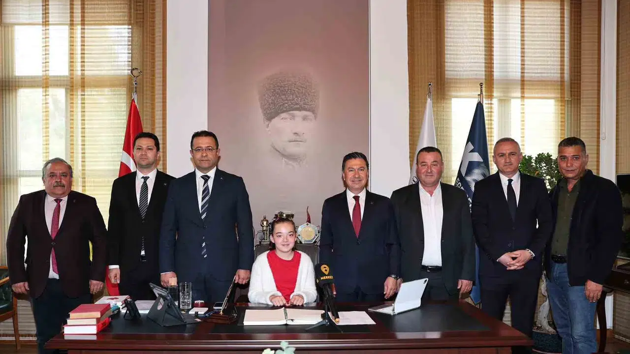 Muğla'da 23 Nisan coşkusu: Minik şampiyon başkanlık koltuğuna oturdu, talepleriyle yetişkinlere ders verdi