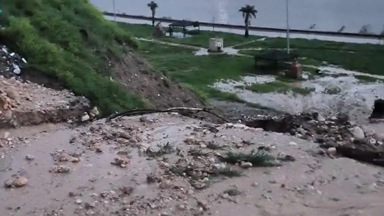 Cizre’de kabus dolu saatler: Heyelan yolları yuttu, vatandaşlar araçlarında mahsur kaldı