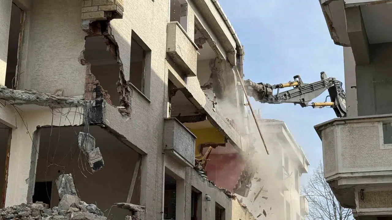 Büyükçekmece’de riskli binalara veda: 5 blokluk site yerini modern yaşam alanına bırakıyor