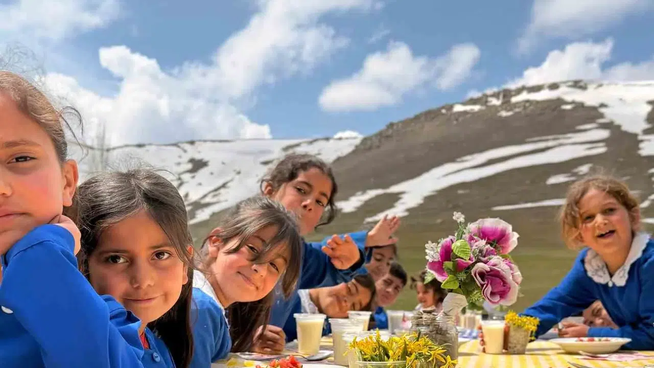 Ağrı’da kışın izleri mangal dumanıyla silindi: Öğrenciler bahara merhaba dedi