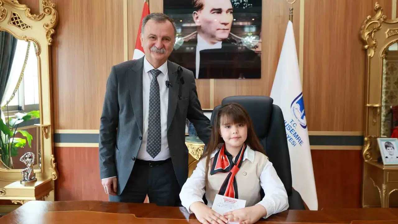 Başkanlık koltuğuna oturan minik Günnur’dan ilk talimat: Şehrimize daha çok park istiyoruz