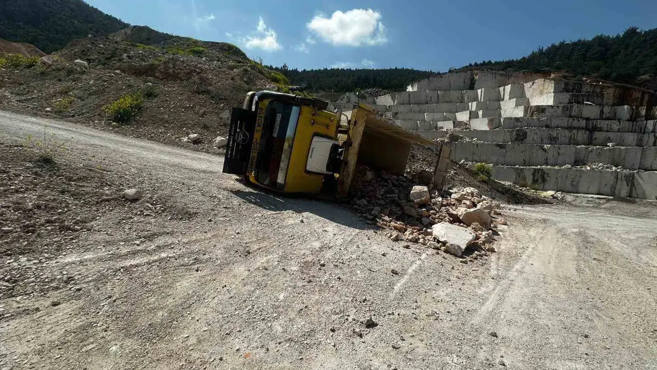 Mermer ocağında korku dolu anlar: Geri manevra yapan kamyon devrildi