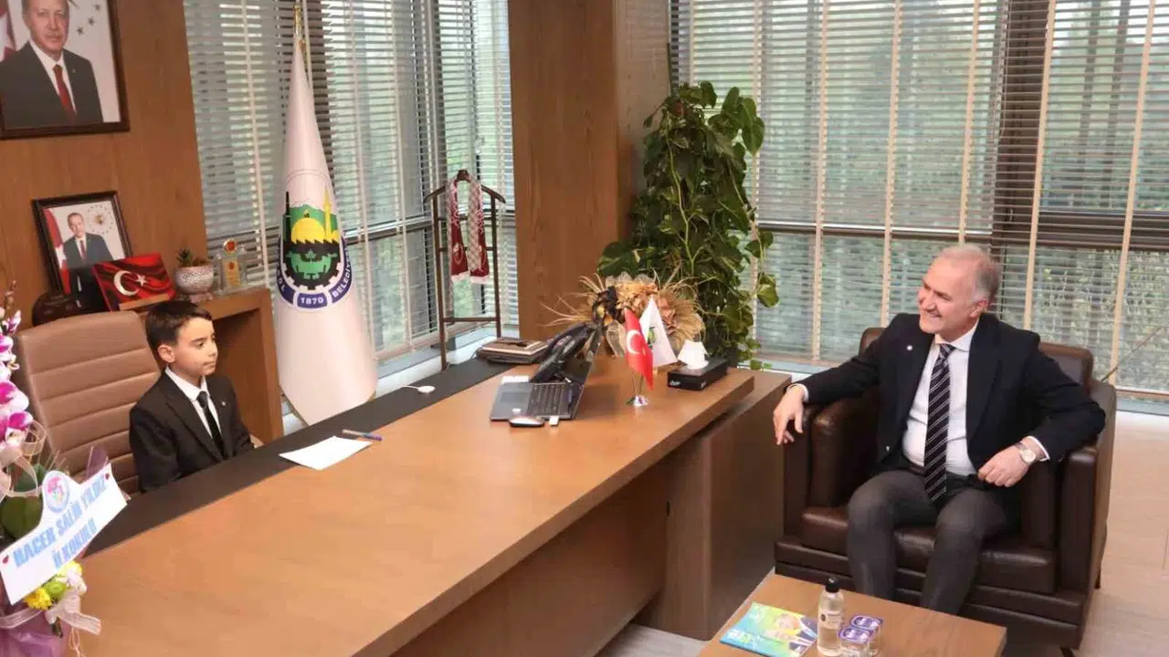 İnegöl’de başkanlık koltuğuna küçük başkan oturdu: İlk icraatı okul talebi oldu