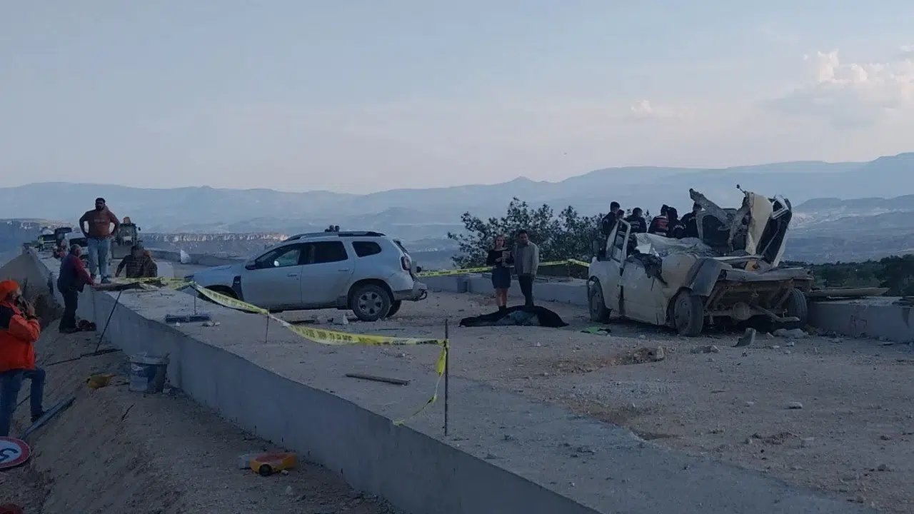 Mersin’de dehşet anları: Tırın savurduğu tonlarca mermer minibüsü hurdaya çevirdi