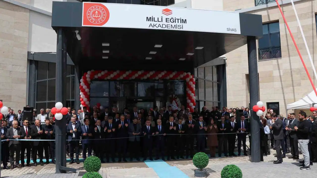 Eğitimde yeni dönem: Sivas’ta 656 öğretmen adayı geleceğe hazırlanıyor