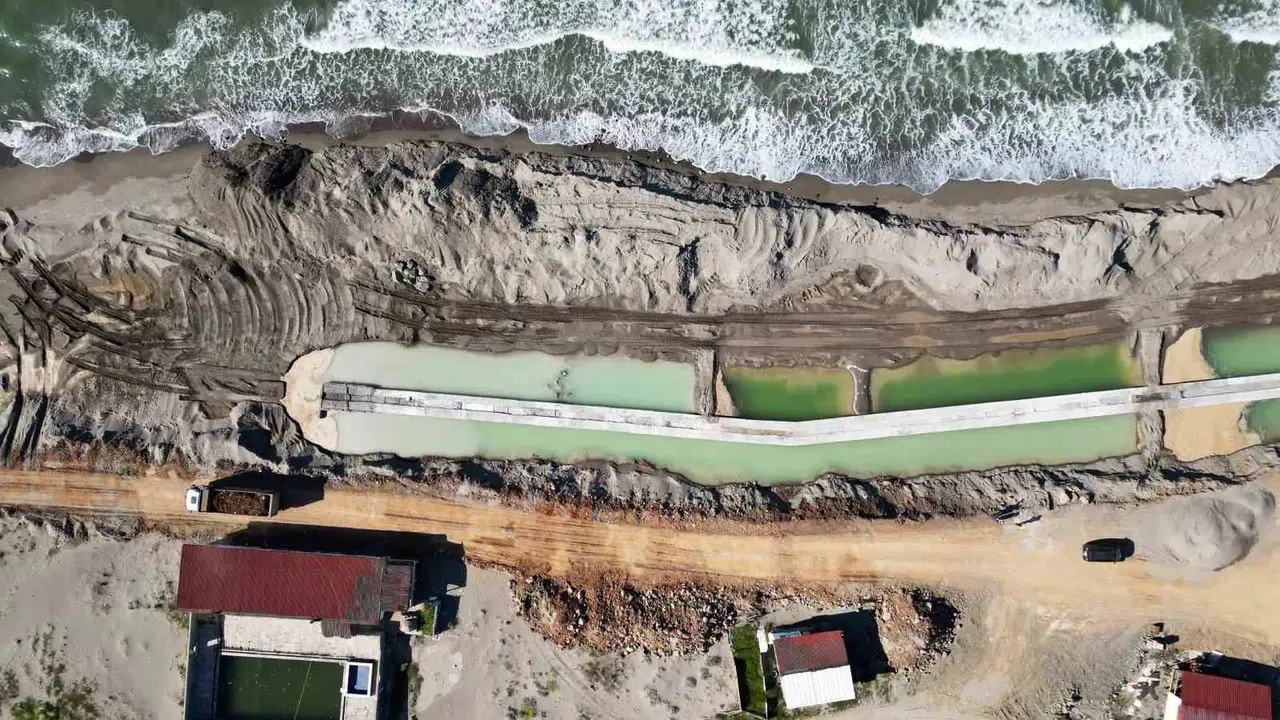 Deniz yuttu, evler yıkıldı: Karasu sahilinde dev koruma kalkanı devrede