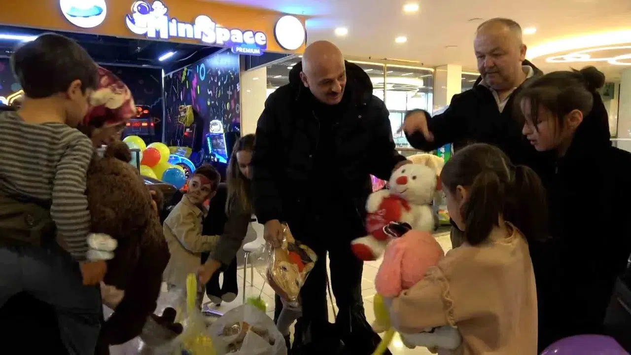 Bolu'da 23 Nisan sürprizi: Poşetler dolusu oyuncakla AVM'ye girdi, çocukların yüzünü güldürdü