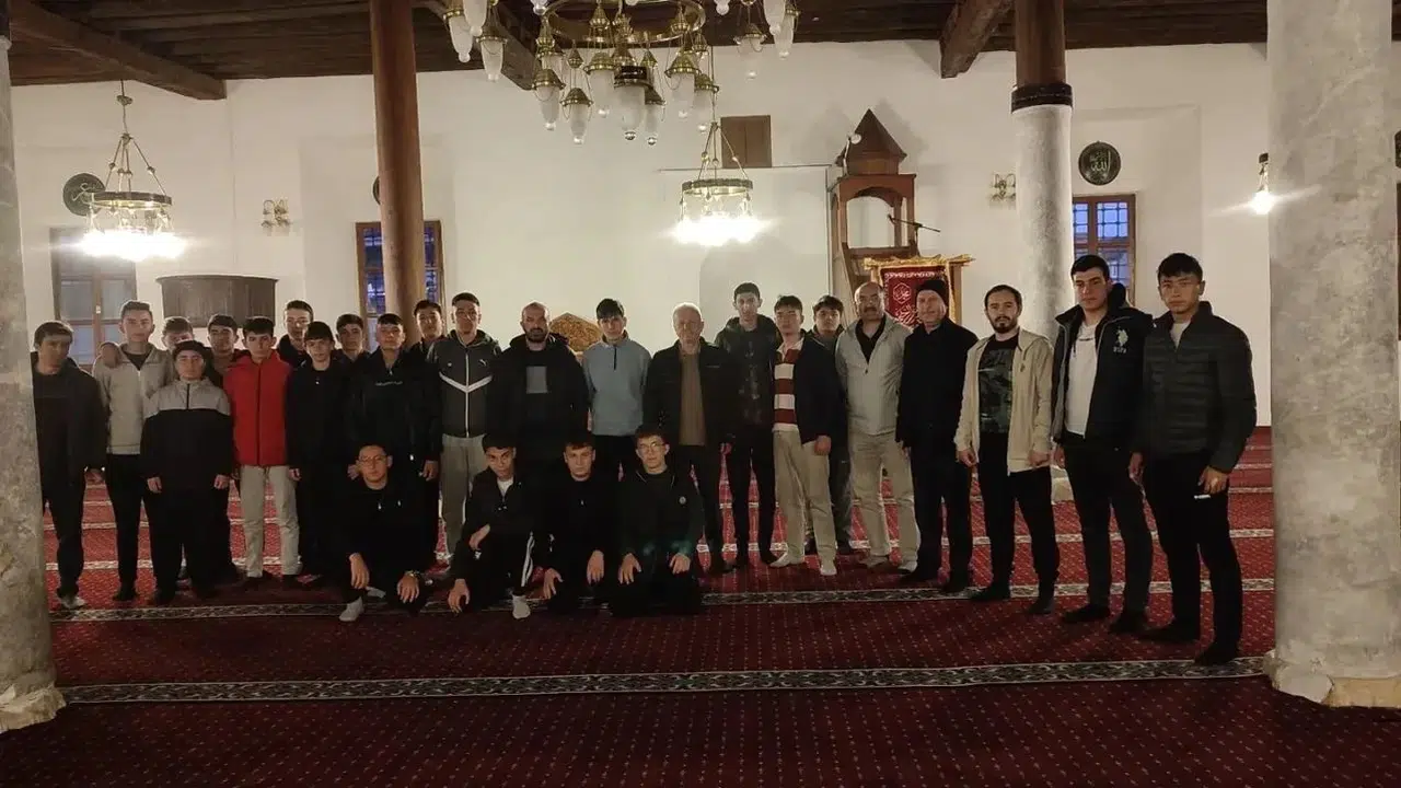 Şuhut’ta manevi sabah: Öğrenciler ve öğretmenler aynı safta buluştu