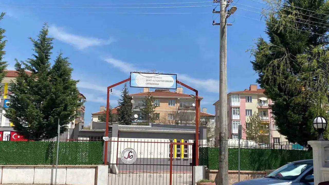 Okul çevresindeki hareketlilik paniğe yol açtı: Polis ekipleri alarma geçti