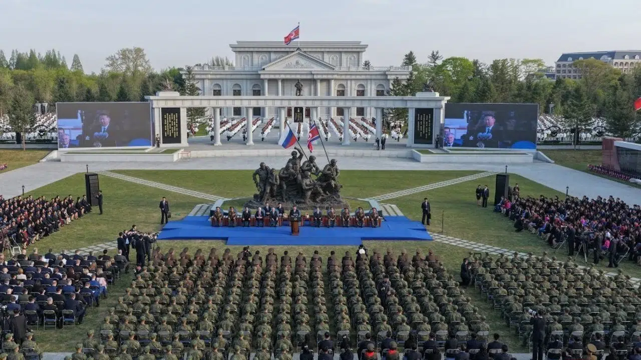 Pyongyang'da dikkat çeken tören: Kim Jong-un ve Rus Bakan yan yana, gökyüzünde jetler uçtu