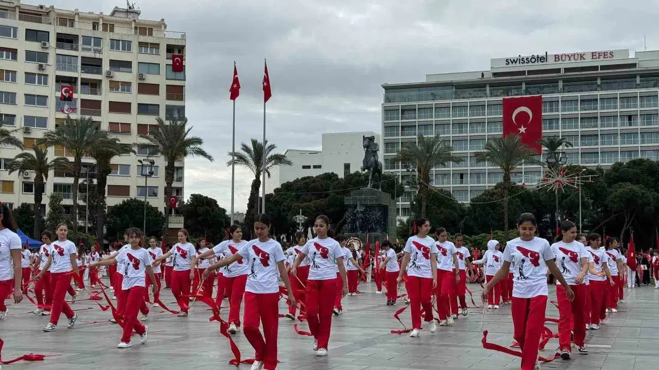 İzmir’de 23 Nisan coşkusu: Miniklerin bayram sevincine hüzünlü anma eşlik etti