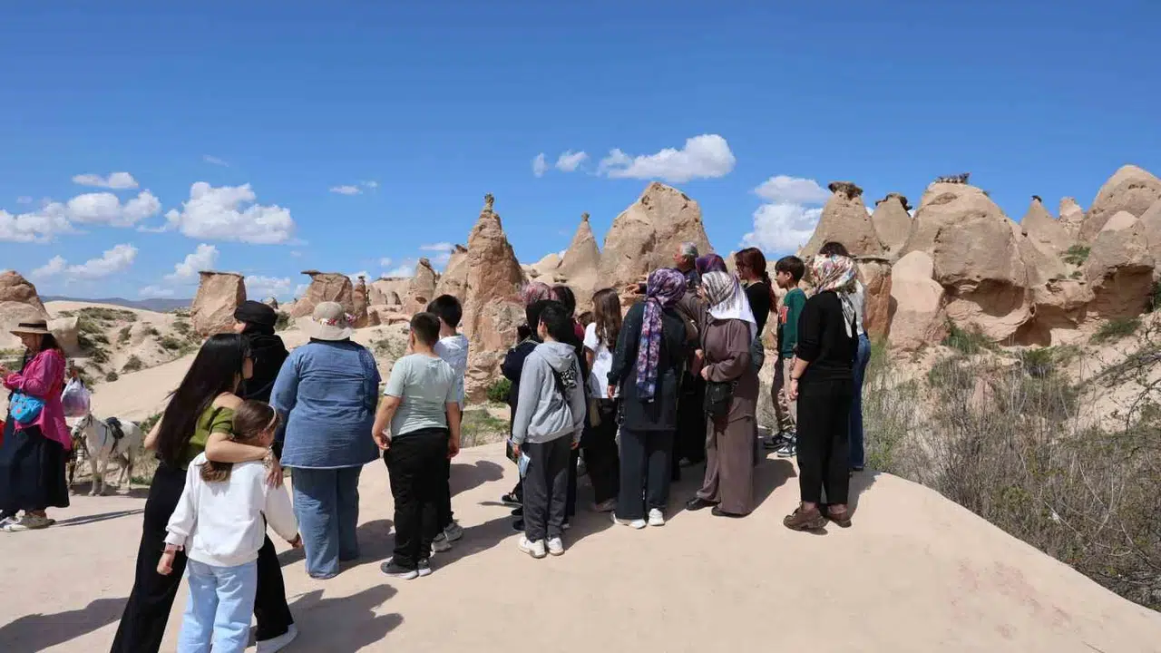 Sıralar boşaldı, Kapadokya doldu taştı: Öğrenciler dersi sınıfta değil peribacalarının arasında işliyor