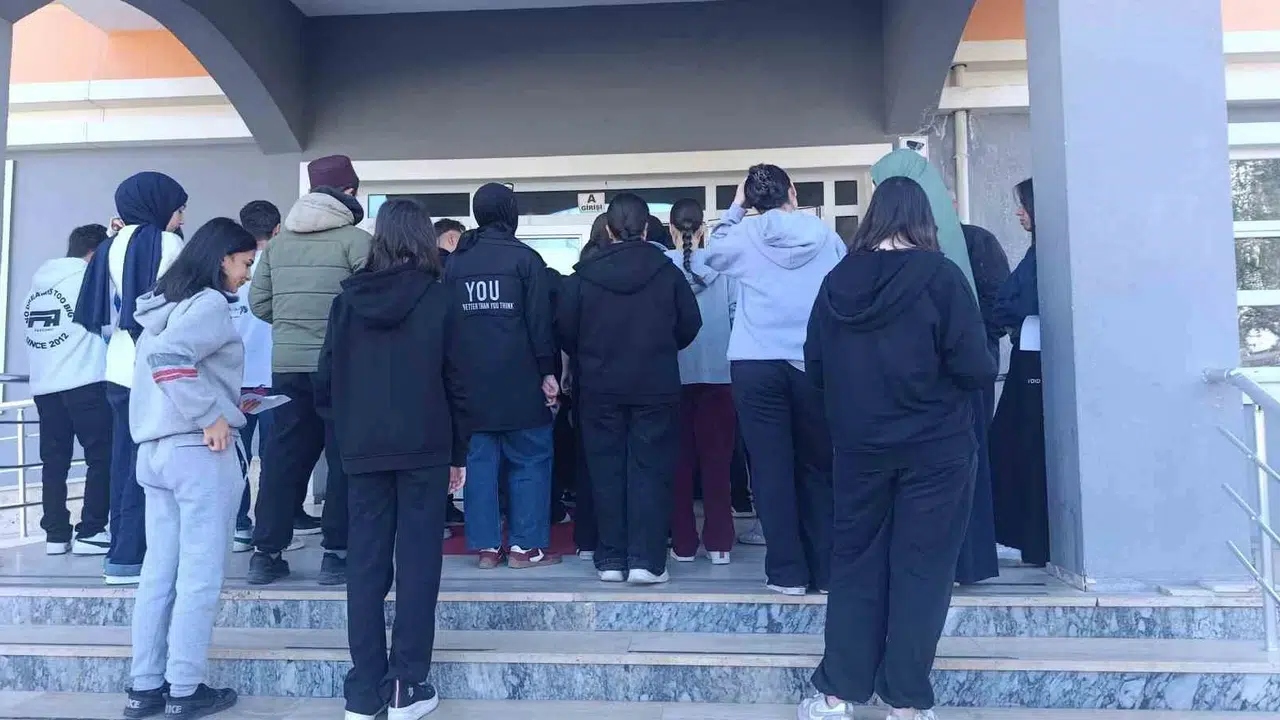 Geleceklerini sınav kağıdına sığdırdılar: Kırşehir’de binlerce öğrenci burs için ter döktü